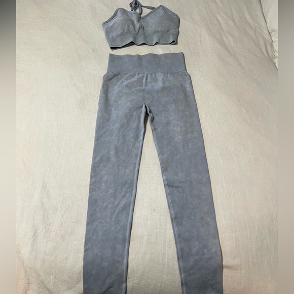 Super cute Amazon gray workout set - Picture 4 of 8